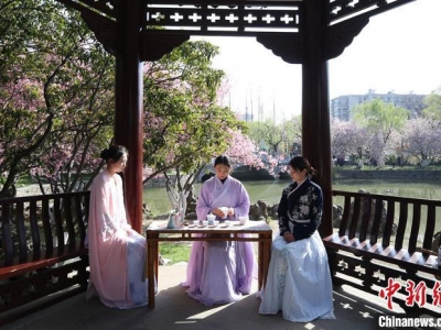 �Ͼ����b��Ů����Ī������Ļ�����